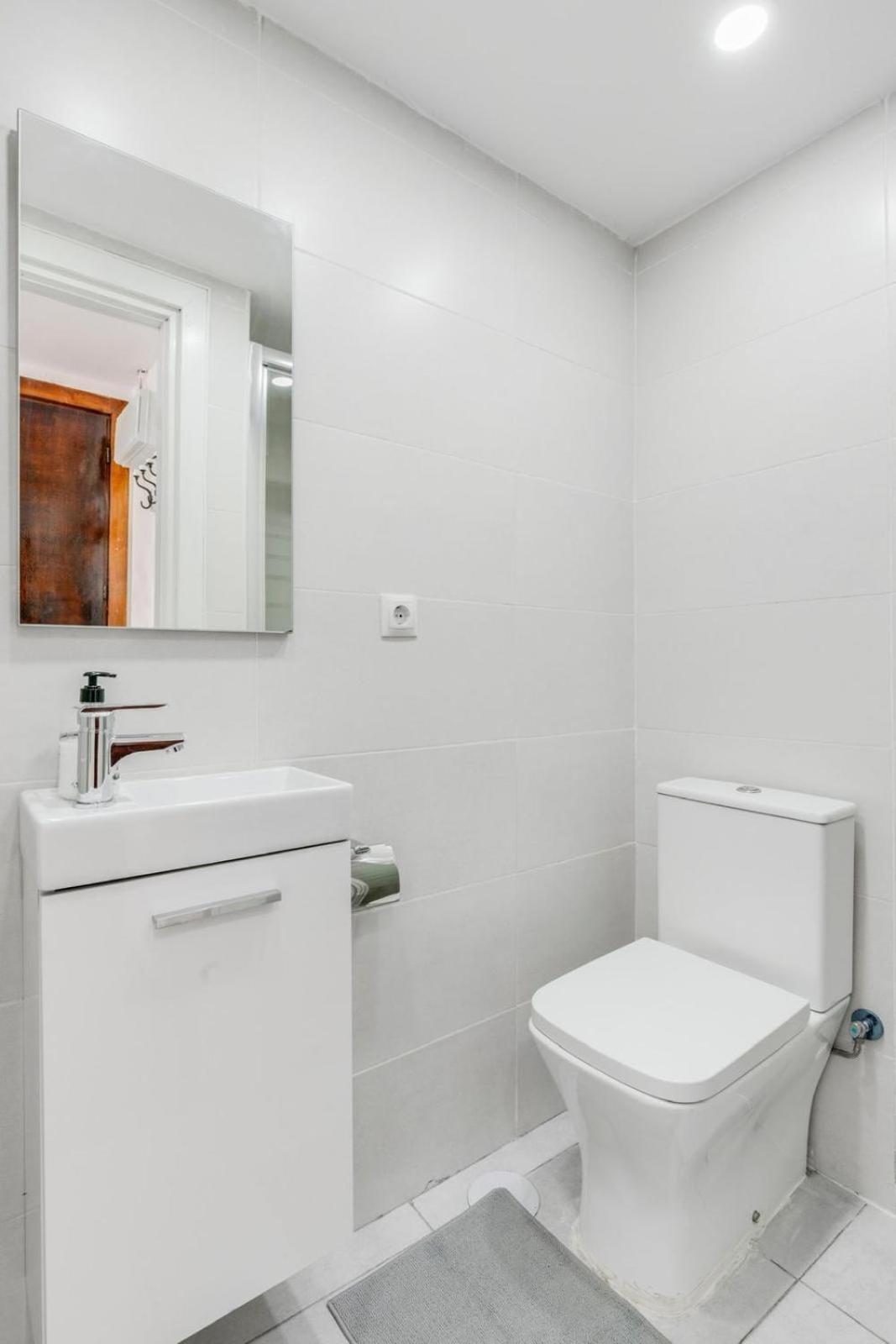 Nogalera Rainbow 2-Bedroom Apartment, Pool And Parking By Namaste Elite Torremolinos Kültér fotó